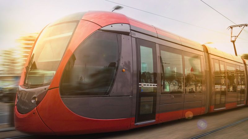 fahrende Straßenbahn im Stadtverkehr