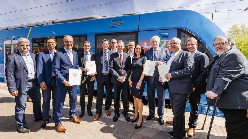 Bundesverkehrsminister Volker Wissing bei der Förderbescheidübergabe vor einem Brennstoffzellenzuges