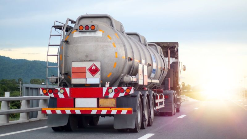 Ein LKW transportiert einen Tank mit Chemikalien