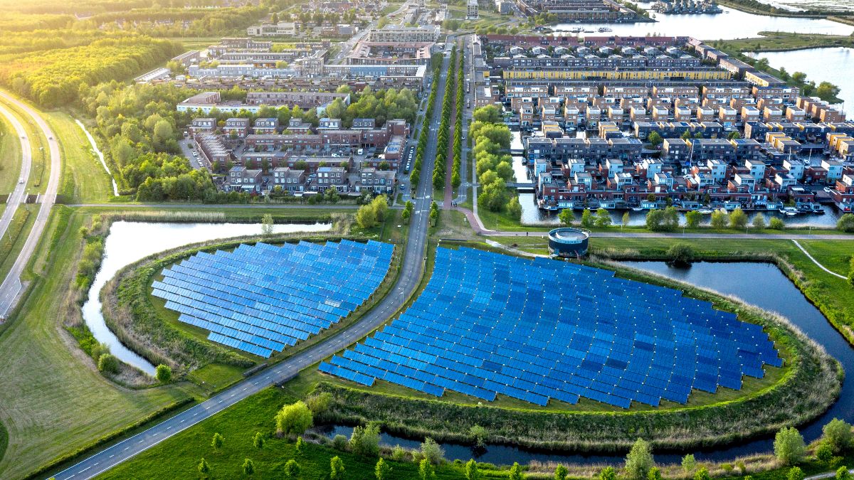 Eine ovale Photovoltaikanlage in Vorfeld einer Energie bewussten modernen Wohnanlage